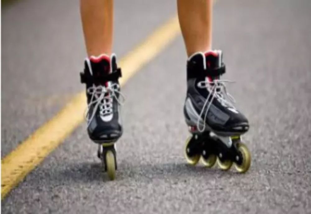 Un adolescent teribilist a coborât Parcul Copou în viteză, pe role, și a ajuns sub roțile unei mașini