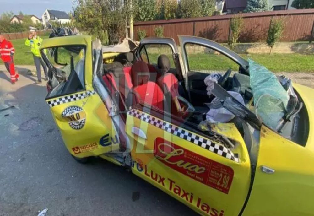 Taxi ”decapotat” de un buldoexcavator. Trei persoane au fost rănite în urma impactului devastator - FOTO