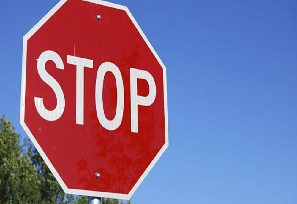 Nu a oprit la STOP și a fost oprit de polițiști. Ce au descoperit oamenii legii