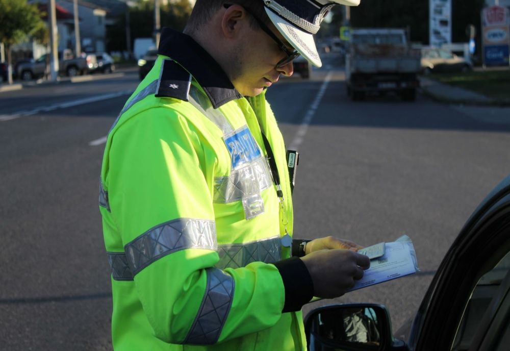 S-a urcat fără permis la volan și a dat nas în nas cu poliția