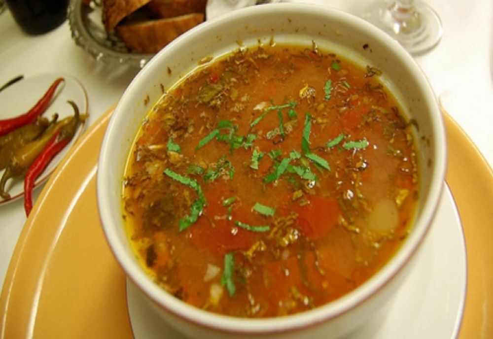 Caz șocant la un restaurant din Iași. A comandat o ciorbă de văcuță și a găsit bucăți de sfoară în castron - FOTO