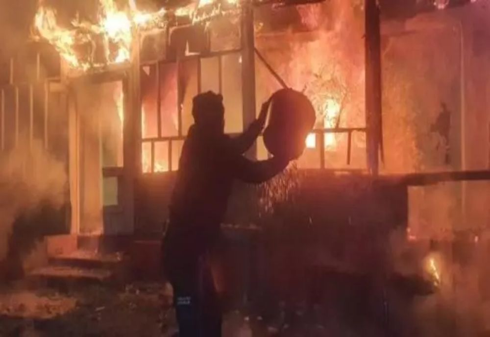 Un pensionar a murit carbonizat după ce a pus perdelele pe foc, de frig- Omul nu mai avea bani de lemne