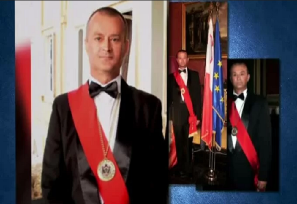 Minore racolate de un pretins ambasador din Iași. Acesta le păcălea că este mason și că are puteri supranaturale