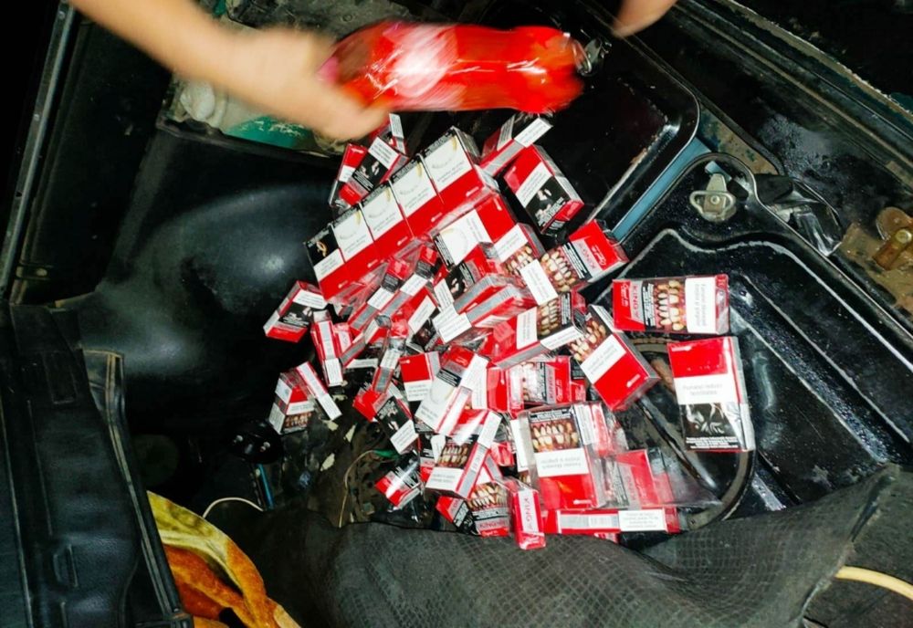 Ţigări de contrabandă ascunse în rezervor, descoperite la vamă