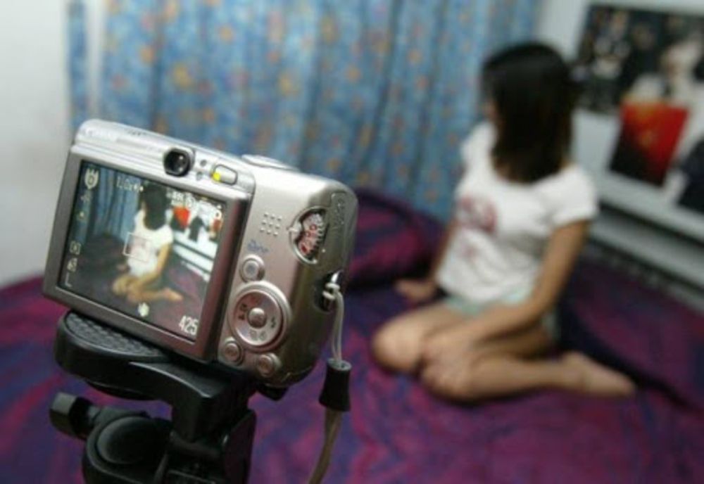 Doi traficanți de minori, trimiși în judecată sub control judiciar. Au păcălit o copilă că o angajează ca bonă 