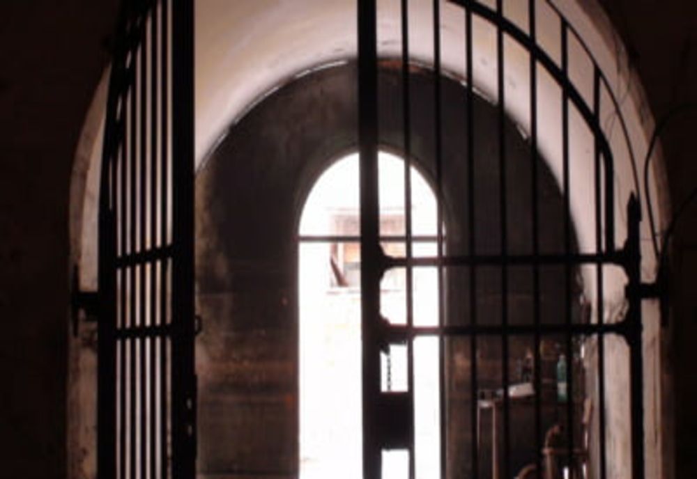 Avocatul din Iași acuzat că și-a aruncat iubita însărcinată de la etajul 6 s-a căsătorit în închisoare