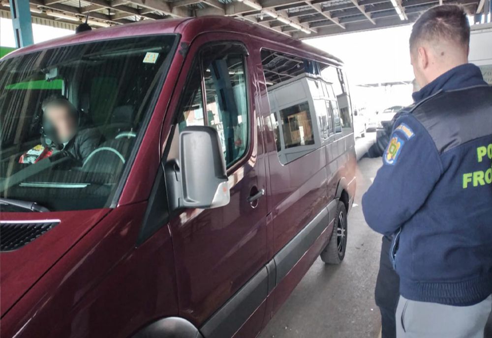 Fals procurat cu 300 de euro, descoperit la controlul de frontieră