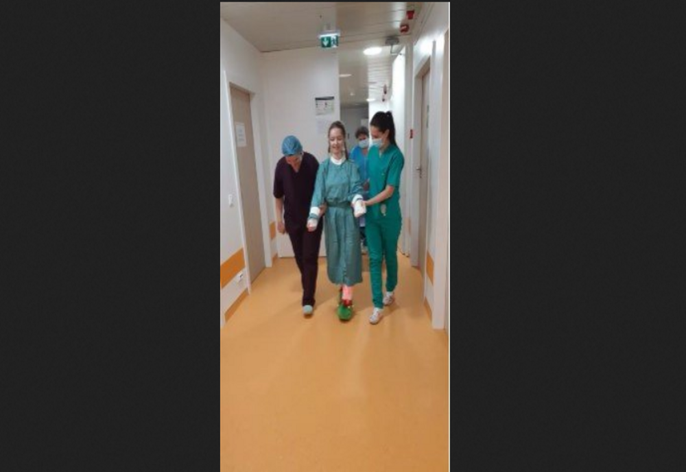 Imagini emoționante cu Alexia, tânăra căreia chirurgii din Iaşi au reușit să-i replanteze ambele brațe 