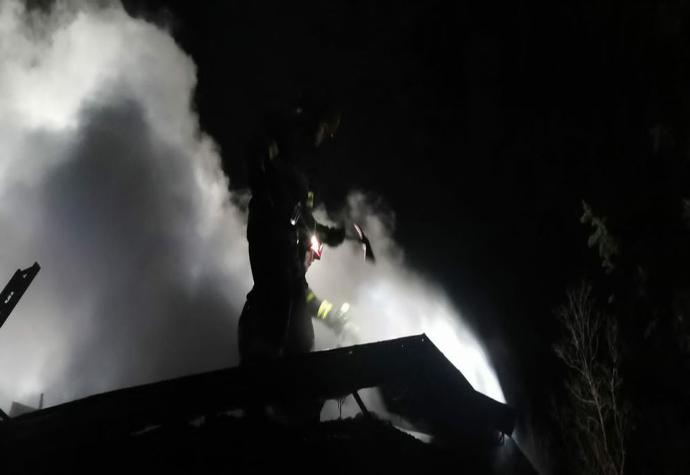 Un bătrân nu a mai putut fi salvat după ce a fost intoxicat cu fum