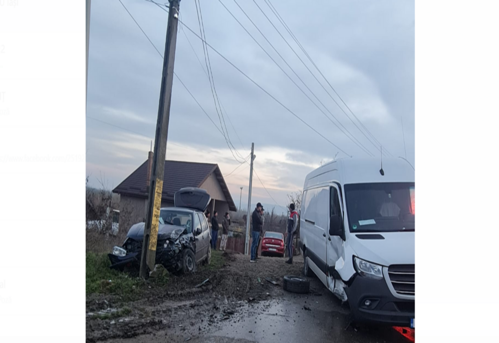 Tamponare la Cristești: unul dintre autoturisme a ajuns într-un stâlp