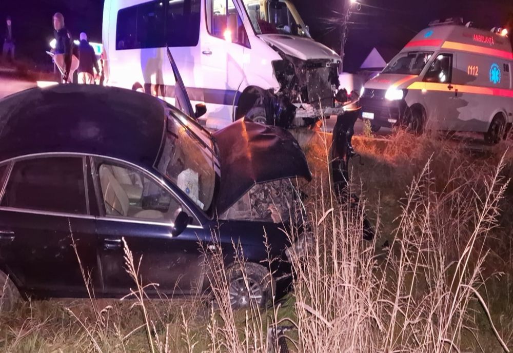 Microbuz cu 7 persoane implicat într-un accident la Chicerea