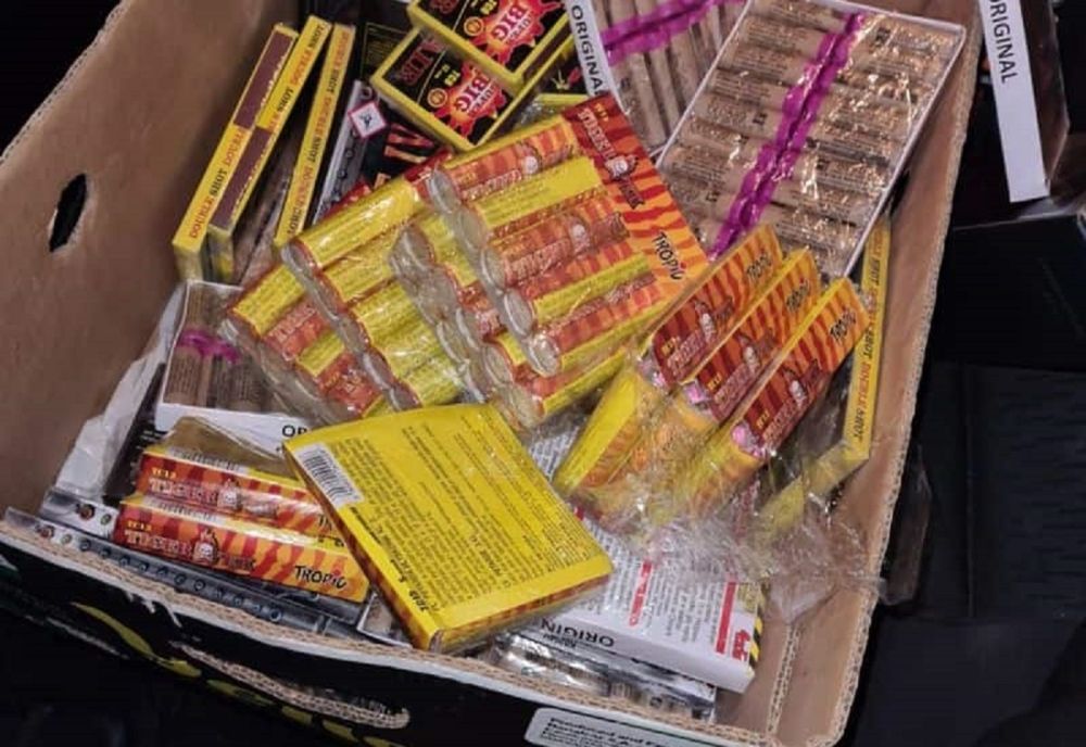 Polițiștii au început „vânătoarea” comercianților ilegali de artificii