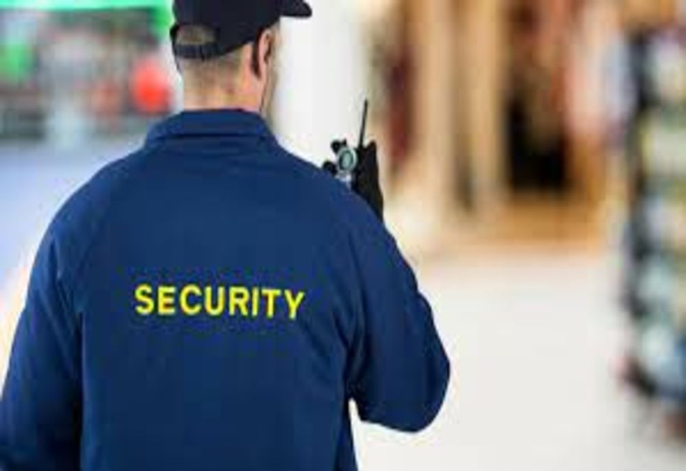 Pentru ce a fost amendat un paznic din Iași