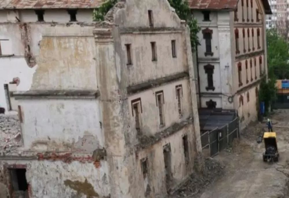 Copil în vârstă de nici doi ani, abandonat într-o clădire dezafectată din Iaşi