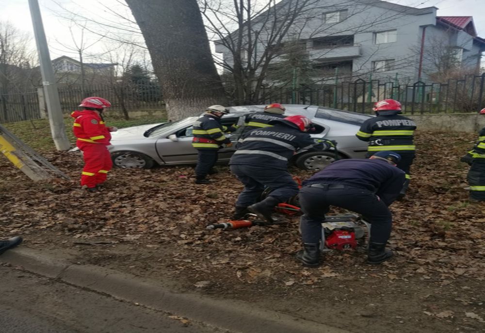 Mașină ieșită în decor în Bucium! Două persoane rănite