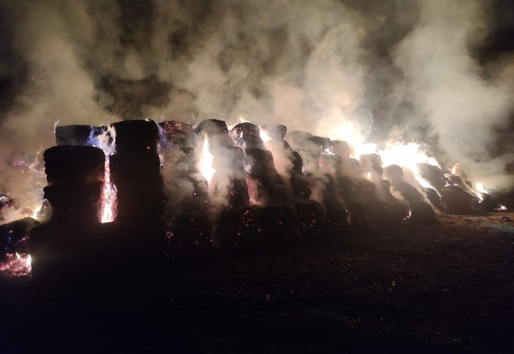 Un depozit de furaje, distrus de flăcări în localitatea Fântânele