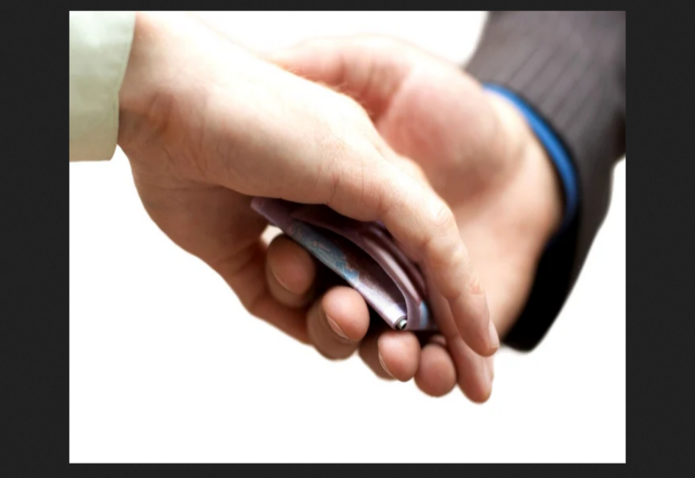 Un șofer băut a oferit 2.800 de lei unui polițist ca să nu-i facă dosar penal