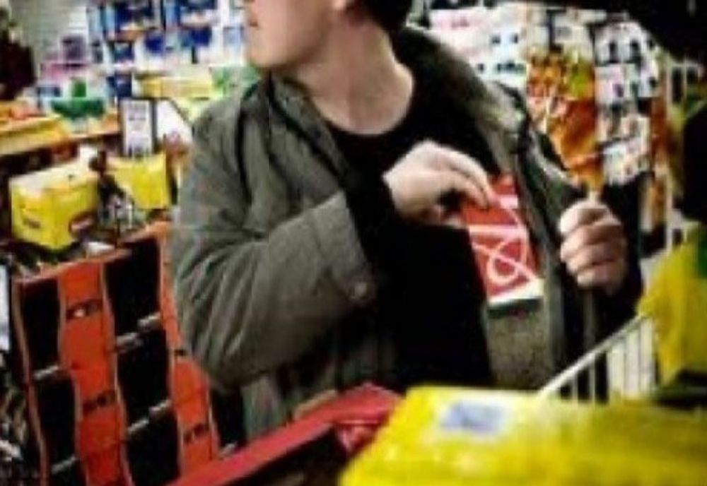 Și-a făcut ”cumpărăturile” într-un supermarket fără să plătească