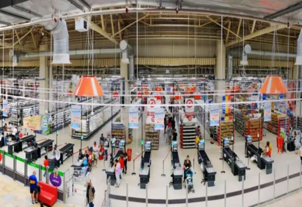 Un mare hypermarket din România renunță la toti casierii. Cumpărătorii vor plăti DOAR la self check-out