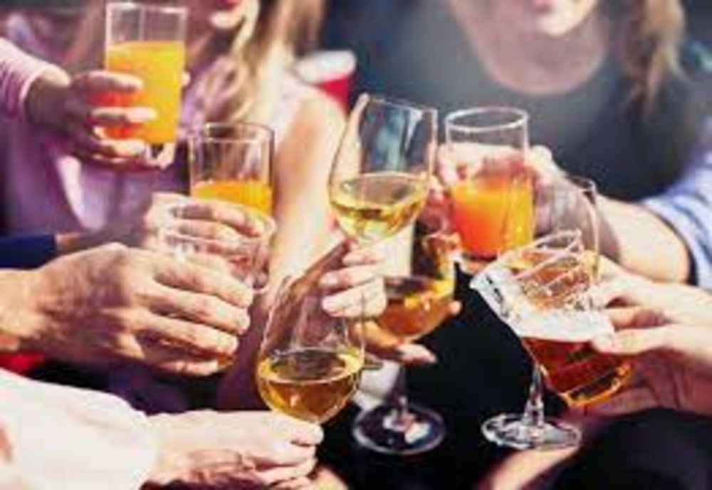 Studiu surprinzător: Efectul pozitiv pe care l-ar avea consumul a două băuturi alcoolice pe zi. Medicii sunt uimiți