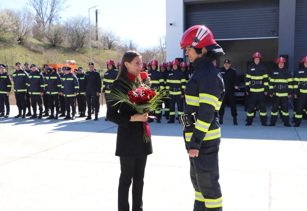 Moment emoționant: un pompier și-a cerut iubita în căsătorie după depunerea jurământului militar!