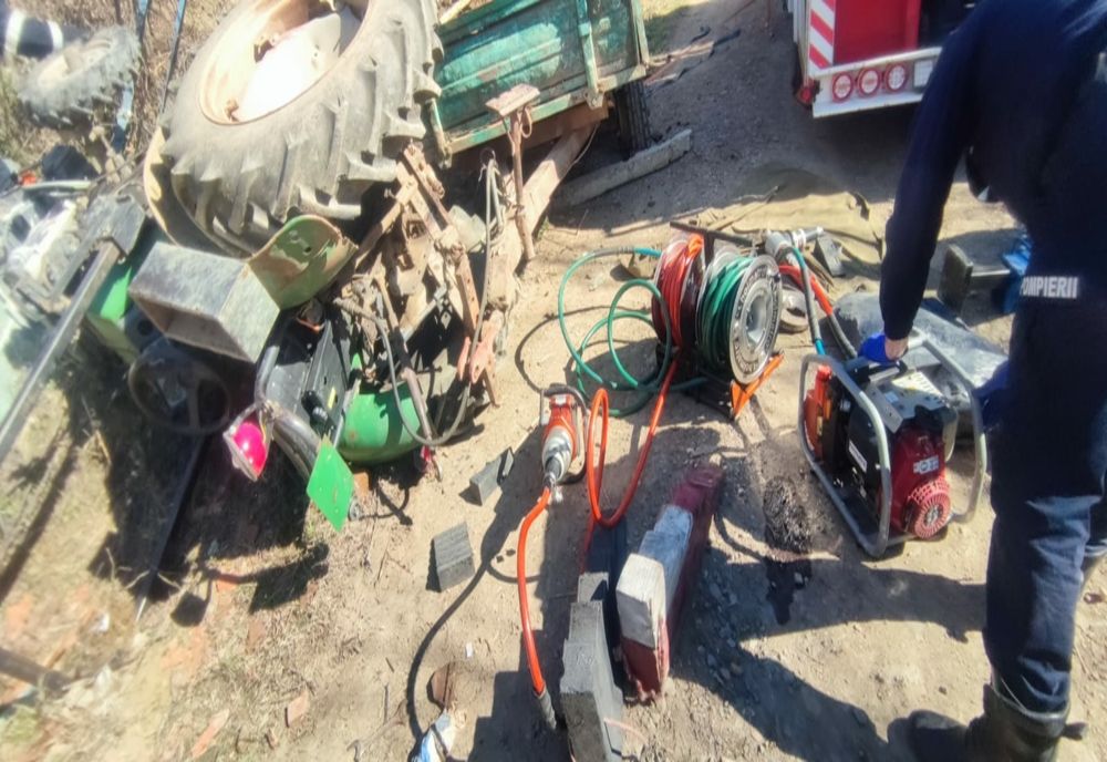 Un bărbat a ajuns la spital după ce s-a răsturnat cu tractorul