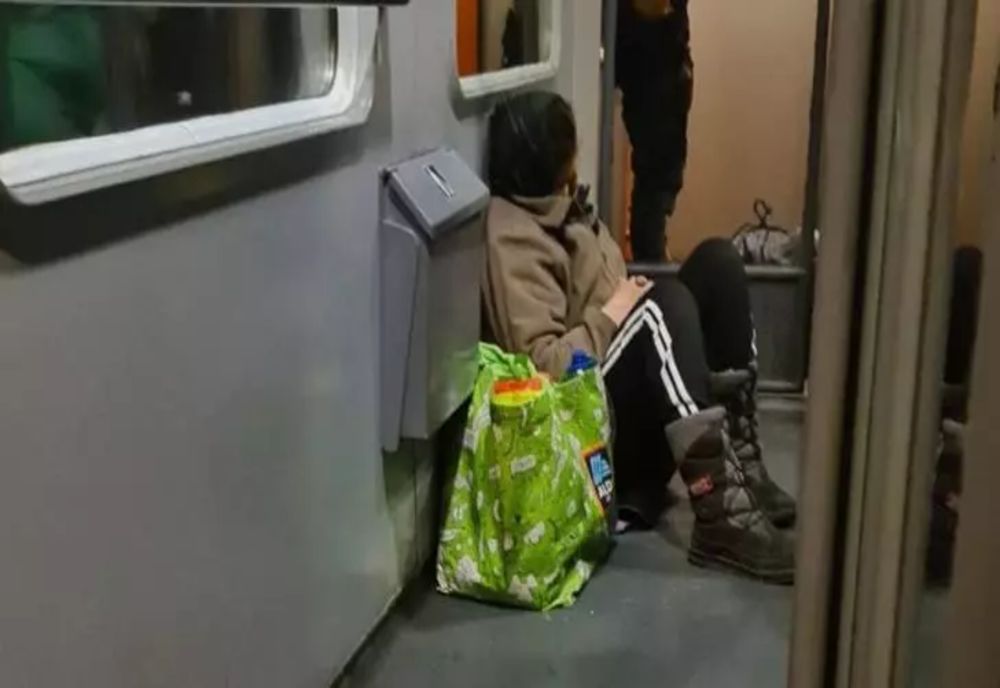 Trenul rușinii pe ruta Timișoara - Iași, de Paște. FOTO cu călătorii care dorm pe hol, deși au plătit bilet