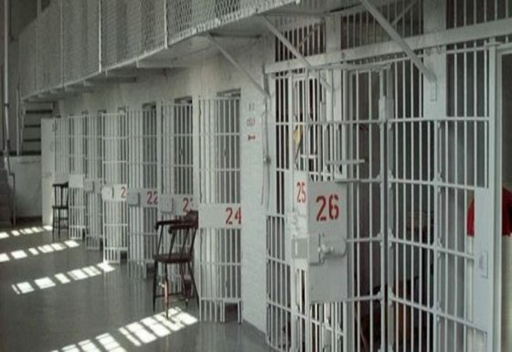 Doi bărbați și o femeie, încarcerați în Penitenciarul Iași