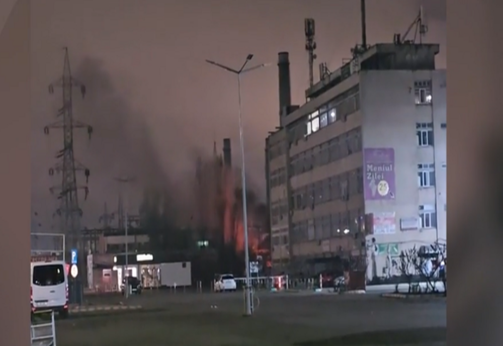 Incendiu puternic în spatele unei fabrici din Iași