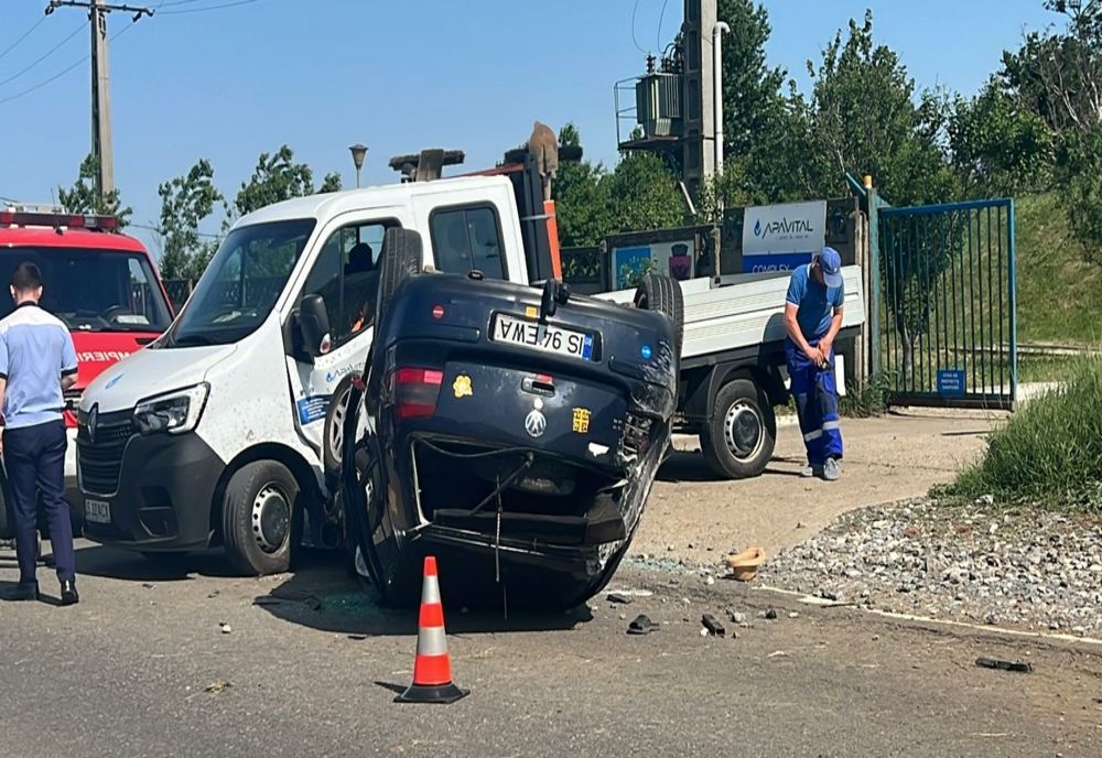Trei adulți și un minor au ajuns la spital după ce autoturismul în care se aflau s-a răsturnat și a intrat într-o autoutilitară