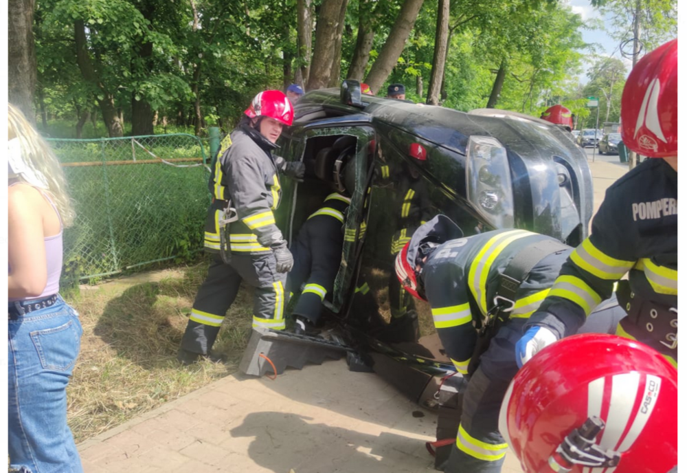 Un autoturism s-a răsturnat pe o stradă din Iași