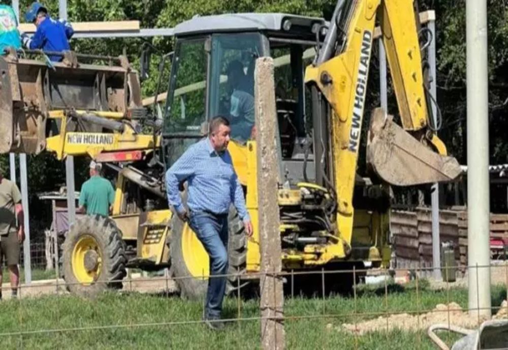 Un primar din Iași își face STÂNĂ cu utilajele și oamenii instituției - VIDEO