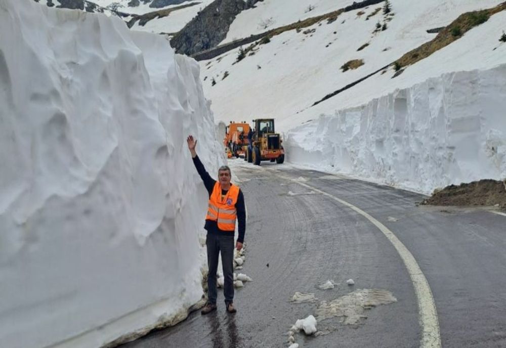 Aproape de venirea verii, drumarii se luptă cu nămeți de peste 5 metri, pe Transfăgărășan VIDEO