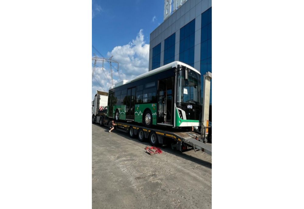 Primul autobuz electric, lung de 10 metri, a ajuns la Iași
