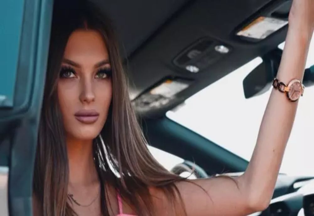 Predă gratuit matematică pe TikTok. Modul inedit prin care o profesoară din Iași a reușit să le atragă atenția tinerilor - VIDEO