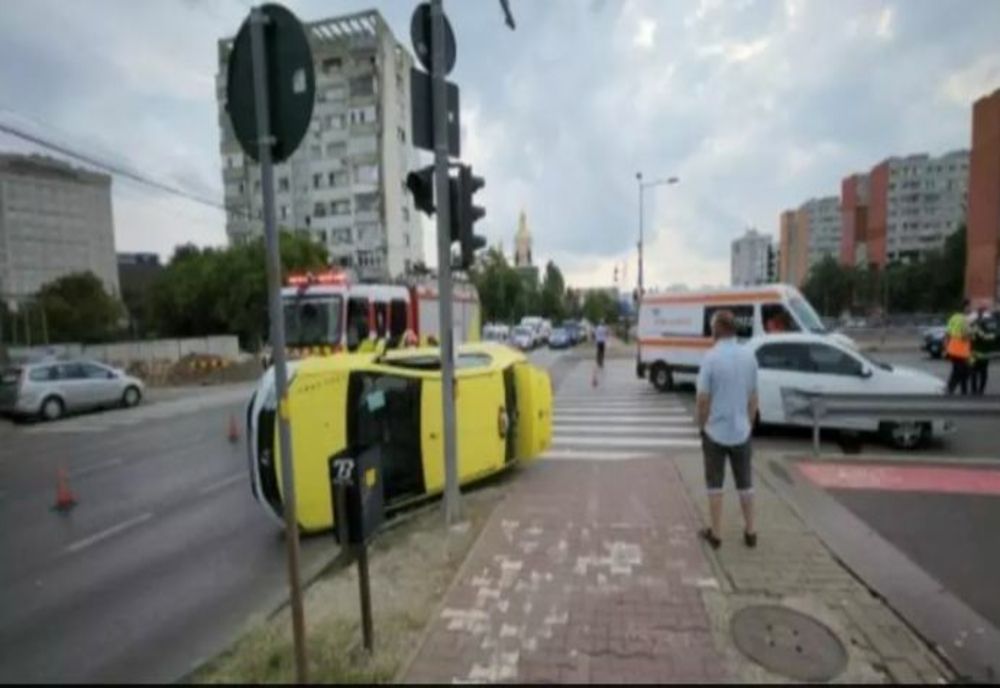 Taxi răsturnat, după un accident violent la Iași! Pasagerii, mamă și fiu, au ajuns la spital - VIDEO