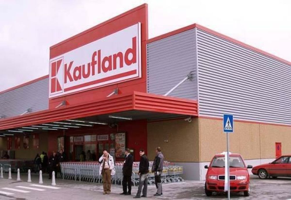 Un copil şi bunica lui au fost electrocutaţi la un supermarket Kaufland din Bucureşti. Un cablu neizolat ar fi provocat incidentul