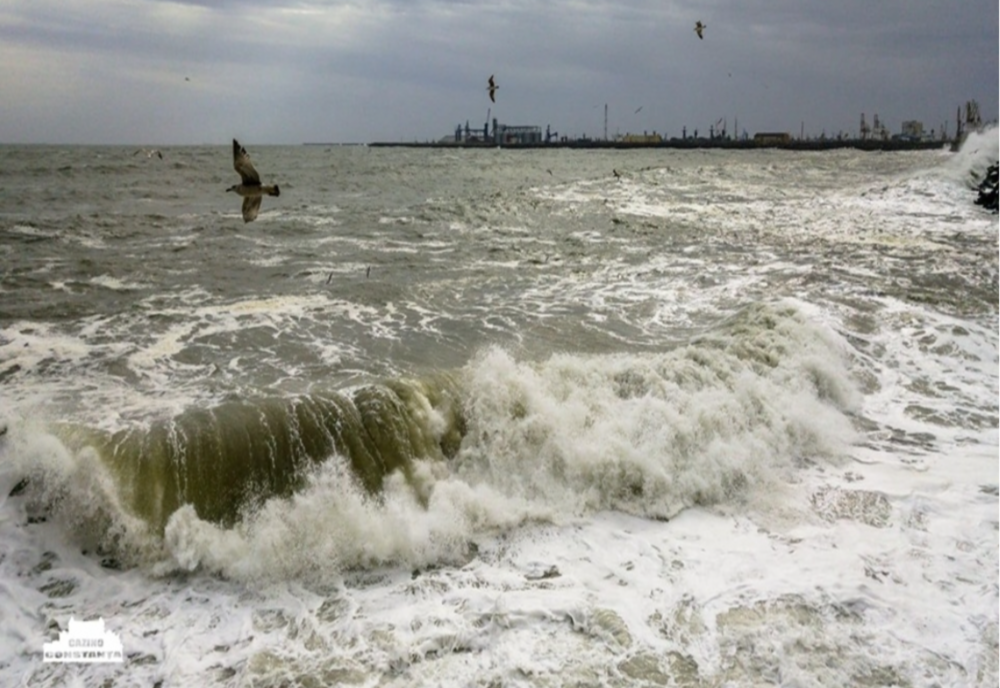 Alertă pe Marea Neagră! Două obiecte plutesc în derivă: Armata monitorizează situația