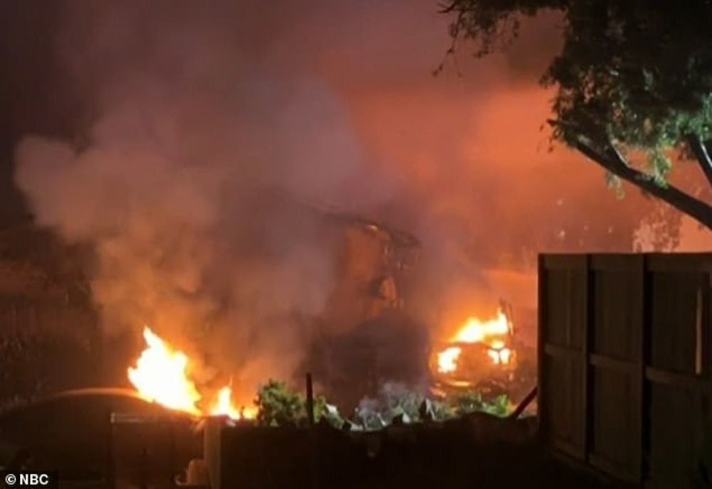 AVION DE MICI DIMENSIUNI PRĂBUȘIT ÎNTR-UN CARTIER DIN SAN DIEGO. ZECI DE CASE ȘI MAȘINI ÎN FLĂCĂRI