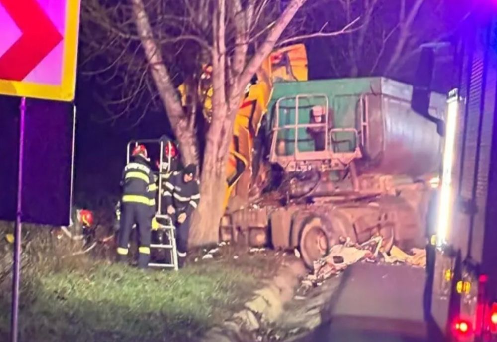 Accident mortal pe o șosea din județul Iași, o autoutilitară și un camion s-au ciocnit frontal 