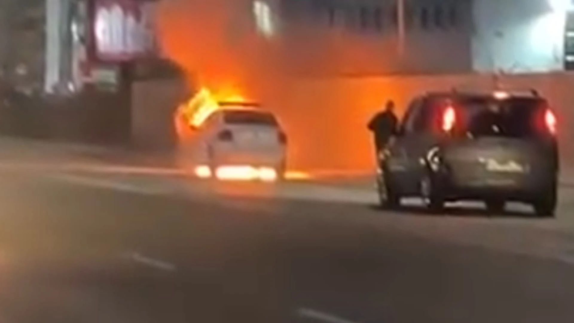 O autospecială de la Poliția Română a fost cuprinsă de flăcări