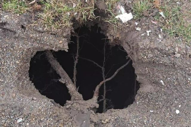 Intervenție a pompierilor într-o comună din Iași, după o tasare de teren produsă într-o gospodărie