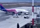 O pasageră dintr-un avion ce venea din Franța, dusă de urgență la spital