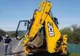 La volanul unui buldoexcavator deși nu avea permis. Acum ”șoferul” și proprietarul utilajului au dosare penale