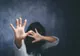 Adolescentă violată de un minor de 16 ani și un tânăr de 18 ani